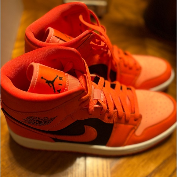 NEW WMNS AIR JORDAN 1 MID SE 10.5- RUSH ORANGE CRIMSON BLISS - Picture 2 of 6